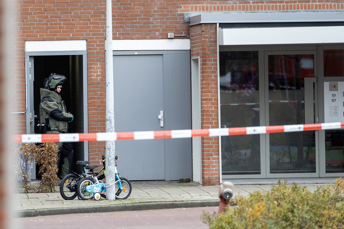 mvbergen's tweet photo. Appartementencomplex #Nieuwlandhof  #Amsterdam ontruimd vanwege #explosief, de #EOD en #politie doen onderzoek #grip1 #QRT https://t.co/OTClrvsYBI