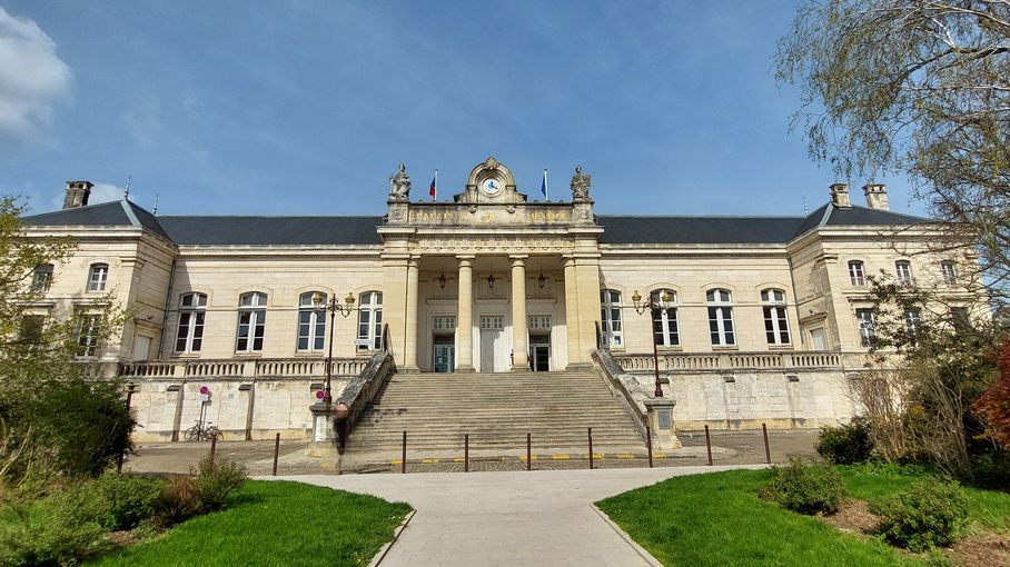 LES DERNIERES INFO : Frédéric Mellet, soupçonné d'avoir tué sa femme, sera jugé aux assises de l'Yonne pour "meurtre par conjoint" franceinfo.fr/societe/violen…]