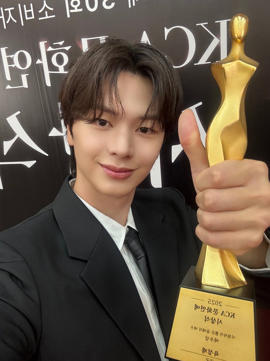 YookSJ_official's tweet image. [📸] #YOOKs_moment 
2025 제 30회 소비자의 날 KCA문화연예 시상식

2025 시청자가 뽑은 올해의 배우상🏆
한 해 동안 사랑해 주셔서 감사합니다🩵
2026년도 성재와 함께해요 o(〃＾▽＾〃)o

#육성재 #YOOKSUNGJAE
#KCA문화연예시상식