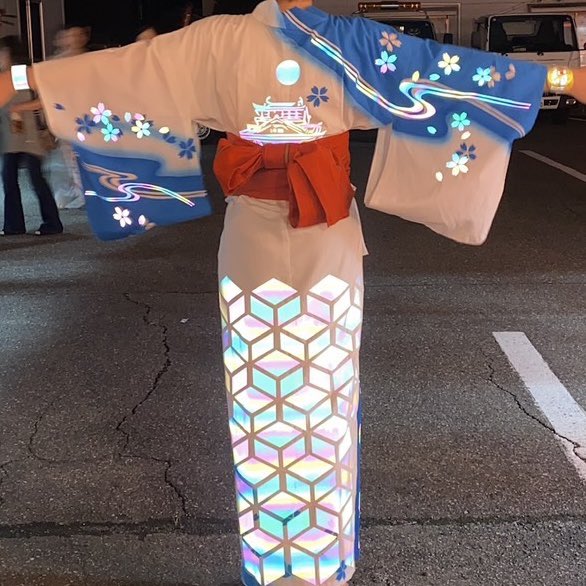 オーロラリフレクターを使った、
柄が浮き出るゲーミング浴衣👘
お城×桜×幾何学模様＝素敵😎
