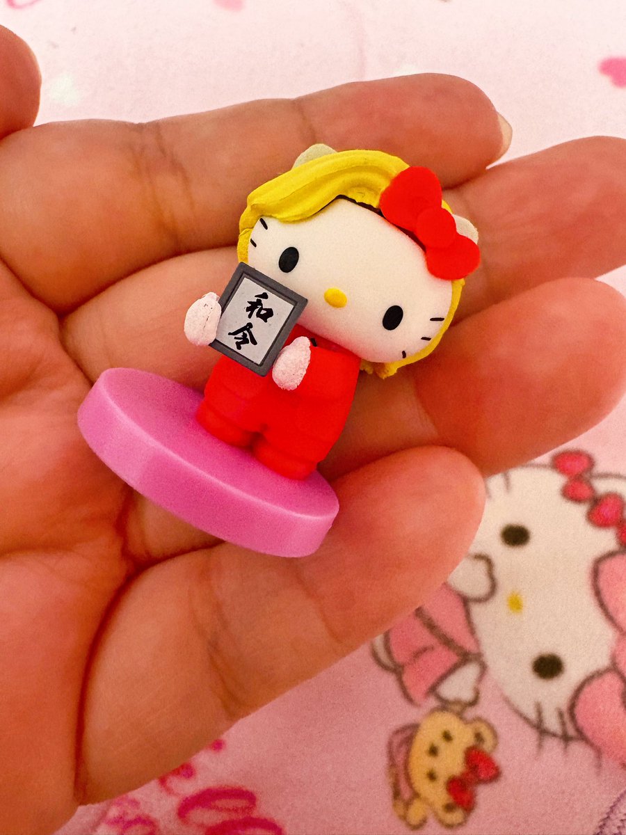 イオンでクリームスタナックとチョコエッグ買ってきた！ブローチは