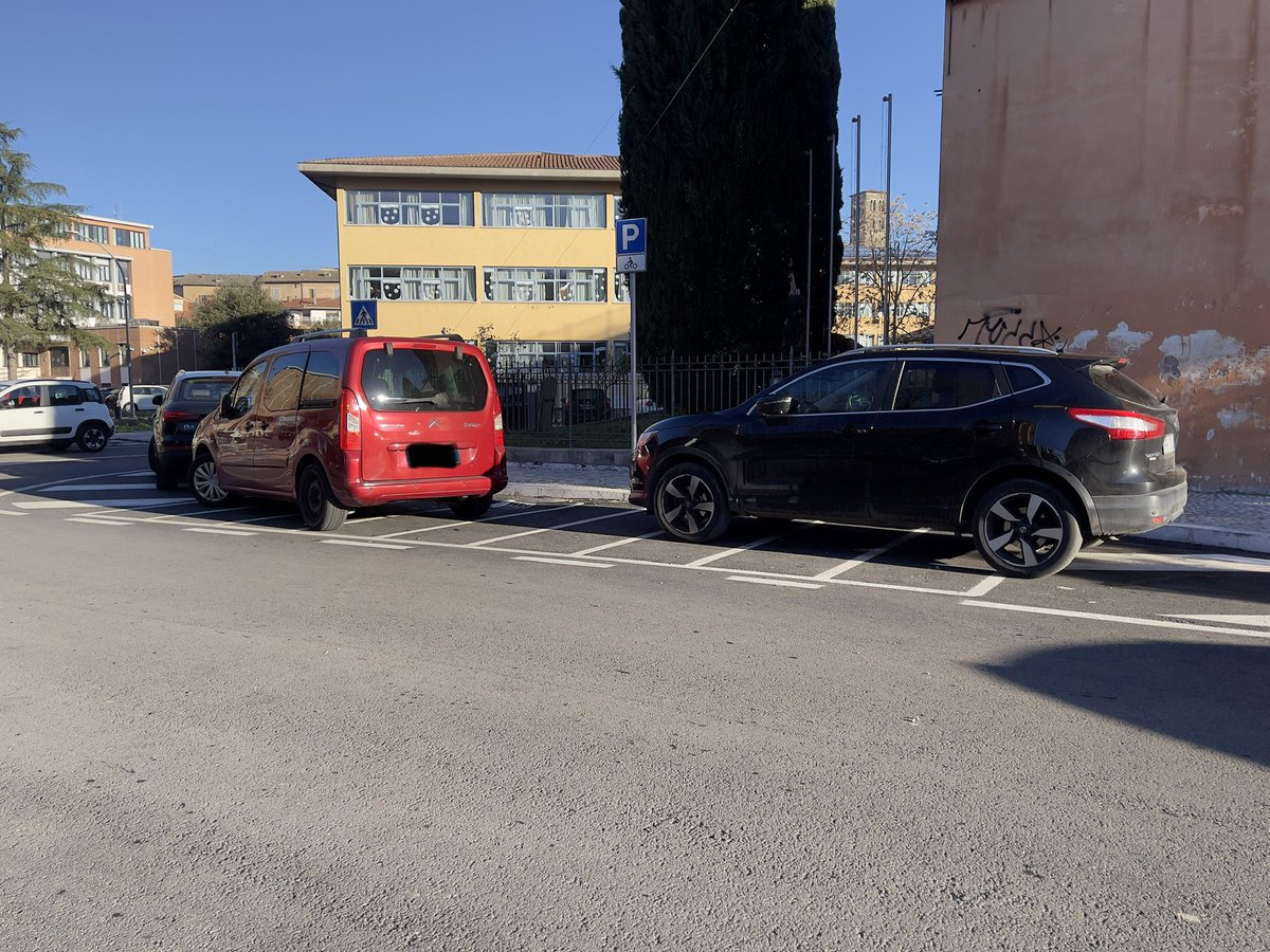 GicoAnco's tweet photo. @dansinibaldi Caro Sinibaldi, quando si realizzano stalli di sosta per una categoria di veicoli occorre anche organizzare i controlli affinché non accada ciò che accade a Rieti tutti i giorni!! https://t.co/VbAxbgU3Is