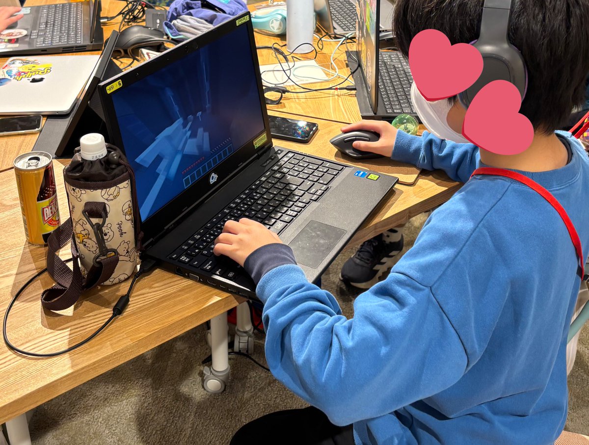 yoshipan's tweet image. 日曜は息子の強い要望でCoderDojo梅田へ。クリスマス会まで、たっぷり楽しませてもらいました🙇‍♀️
大人も参加のLT大会があったので、私もその場でCanvaでスライド作って発表させてもらった！こういうの久しぶりで楽しかった😊
その場でデモしながら喋れる方々が凄すぎてもう！！
#coderdojo