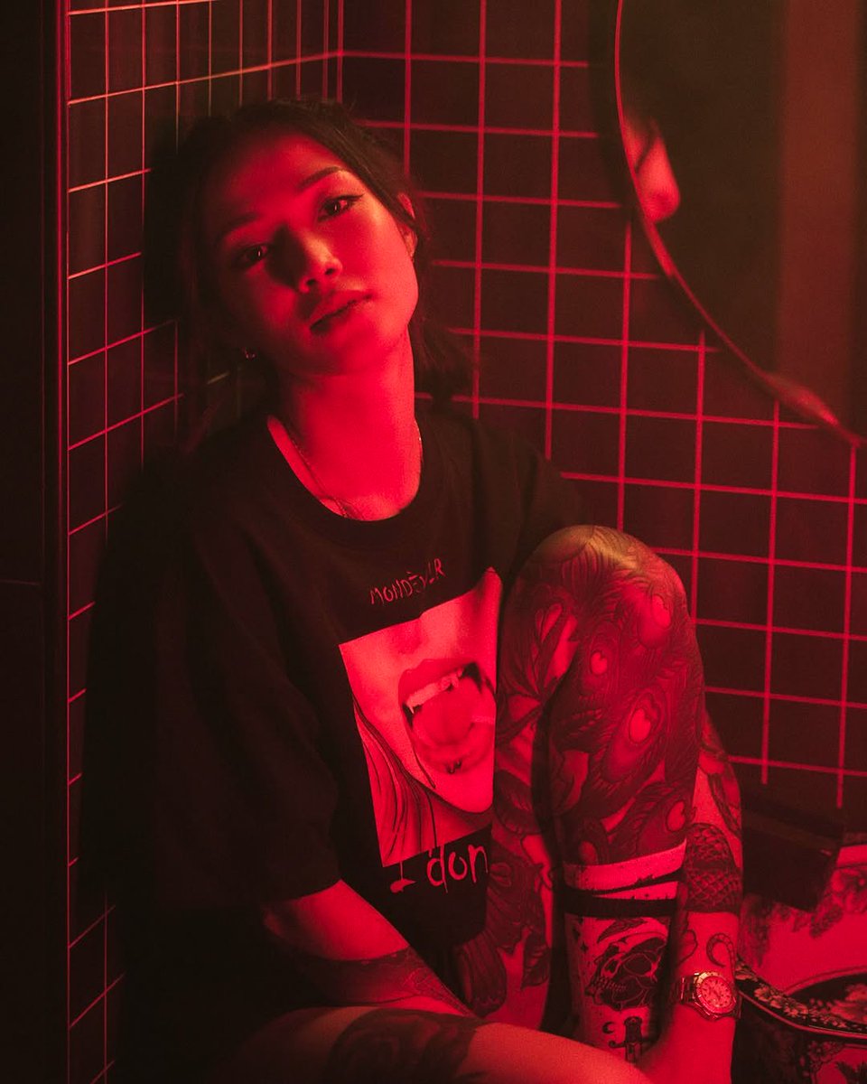 vnghtsky's tweet image. ⠀⠀⠀⠀

　　　   　　윤하늘 | Yoon Haneul
　　　　　   CEO • Haneul Group ⚜️
　　　       Femme Fatale • Dragonborn
　　　          Strategist | Blade Dancer
                            🜂    | Mirage Flame
　        She burns prettily, but never softly.