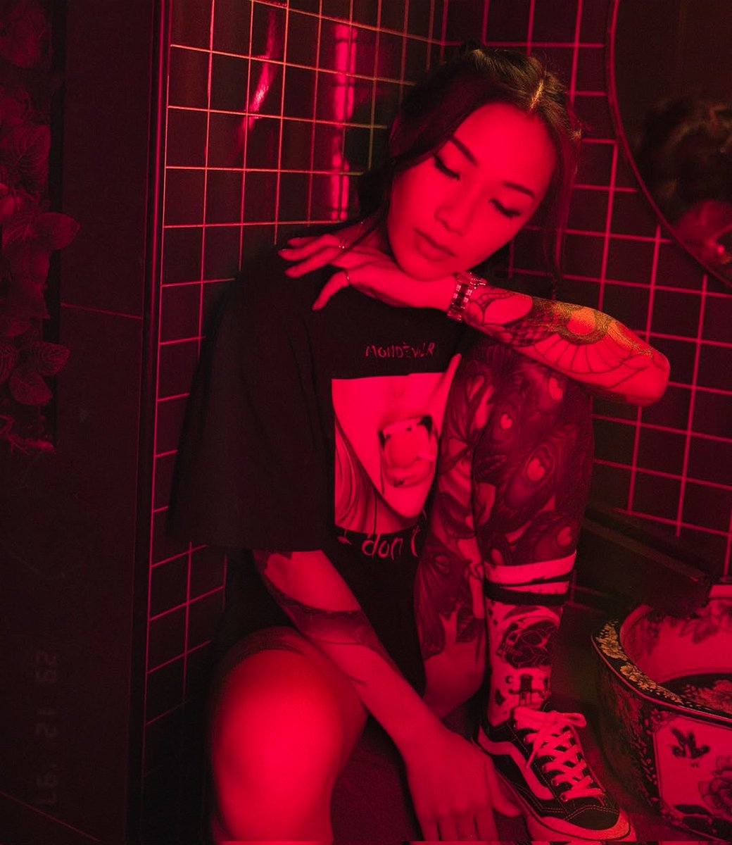 vnghtsky's tweet image. ⠀⠀⠀⠀

　　　   　　윤하늘 | Yoon Haneul
　　　　　   CEO • Haneul Group ⚜️
　　　       Femme Fatale • Dragonborn
　　　          Strategist | Blade Dancer
                            🜂    | Mirage Flame
　        She burns prettily, but never softly.