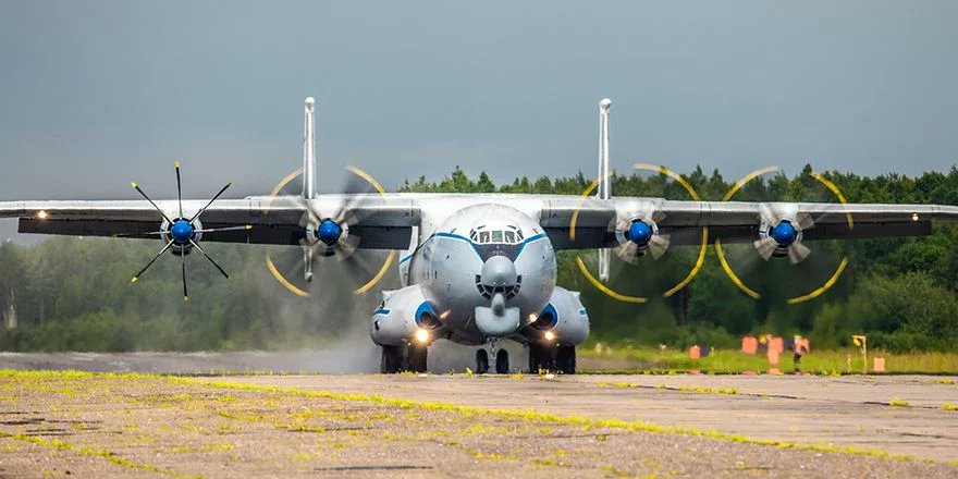 Dinsdag is een van de laatste nog luchtwaardige viermotorige An-22  Antey  transportvliegtuigen van de Russische luchtmacht neergestort in de buurt van de stad Foermanov in  de oblast Ivanovo in Centraal-Rusland. shorturl.at/WrVfw