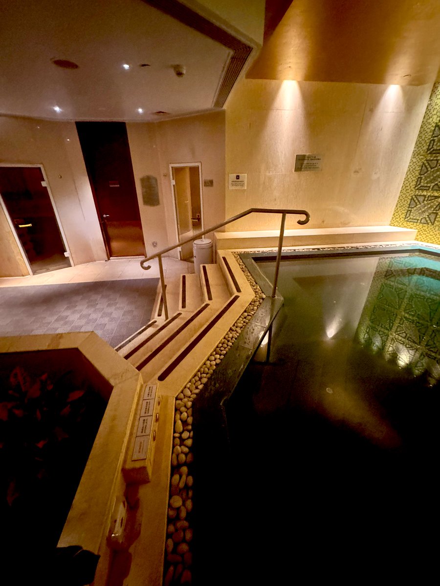 最近去咗亞洲某個國家玩，酒店有個公共浴池，頭先有個戴眼鏡、白淨、後生嘅喺度浸，不過走咗喇。我諗住留到收池，睇吓會唔會有收穫🤭