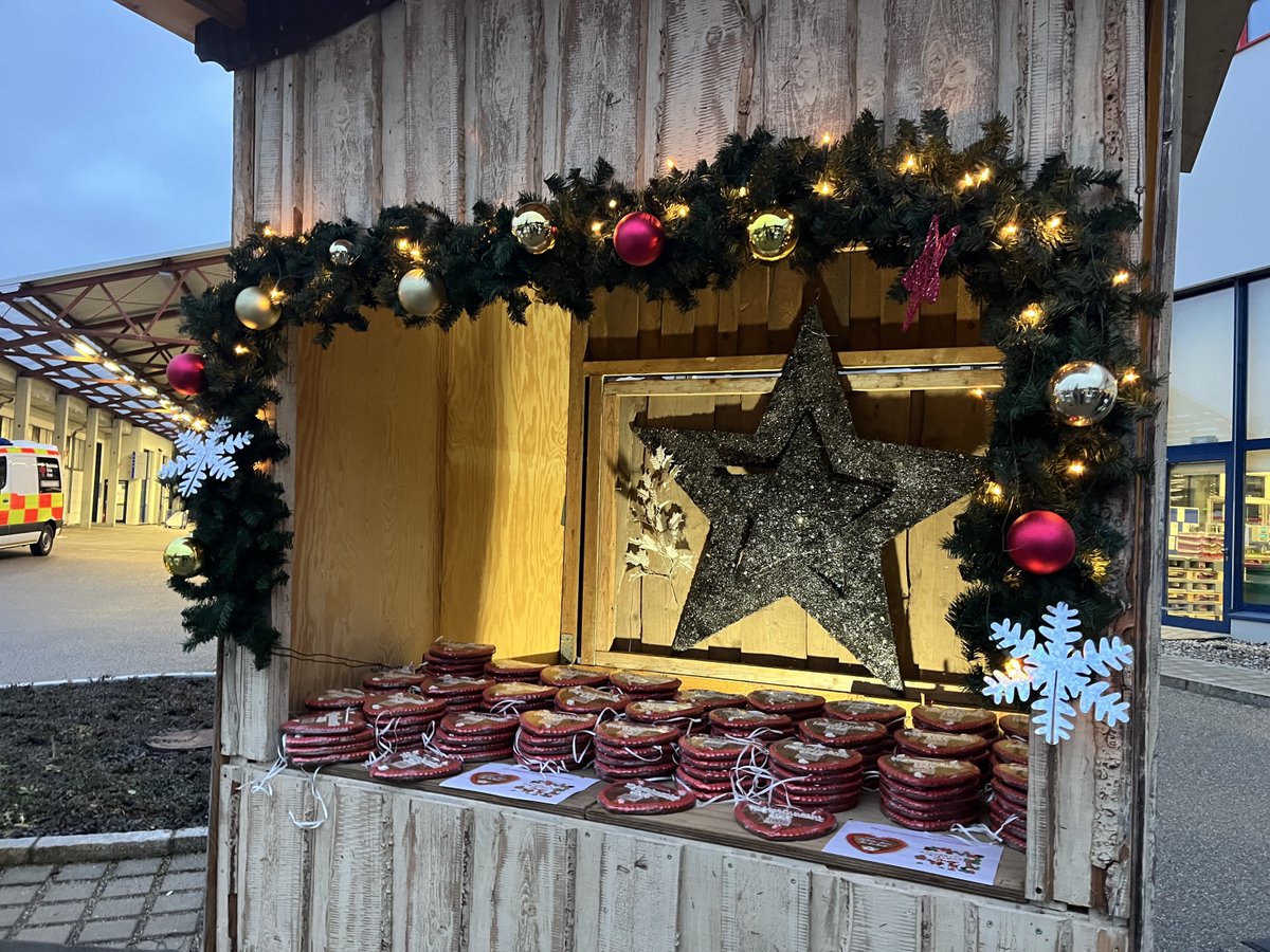 Hofweihnacht bei #iwis in Landsberg: Bei Punsch, Glühwein, Bratwurst, Kaiserschmarrn und weiteren Köstlichkeiten kamen Kolleginnen und Kollegen mit ihren Familien zusammen, um gemeinsam zu feiern.