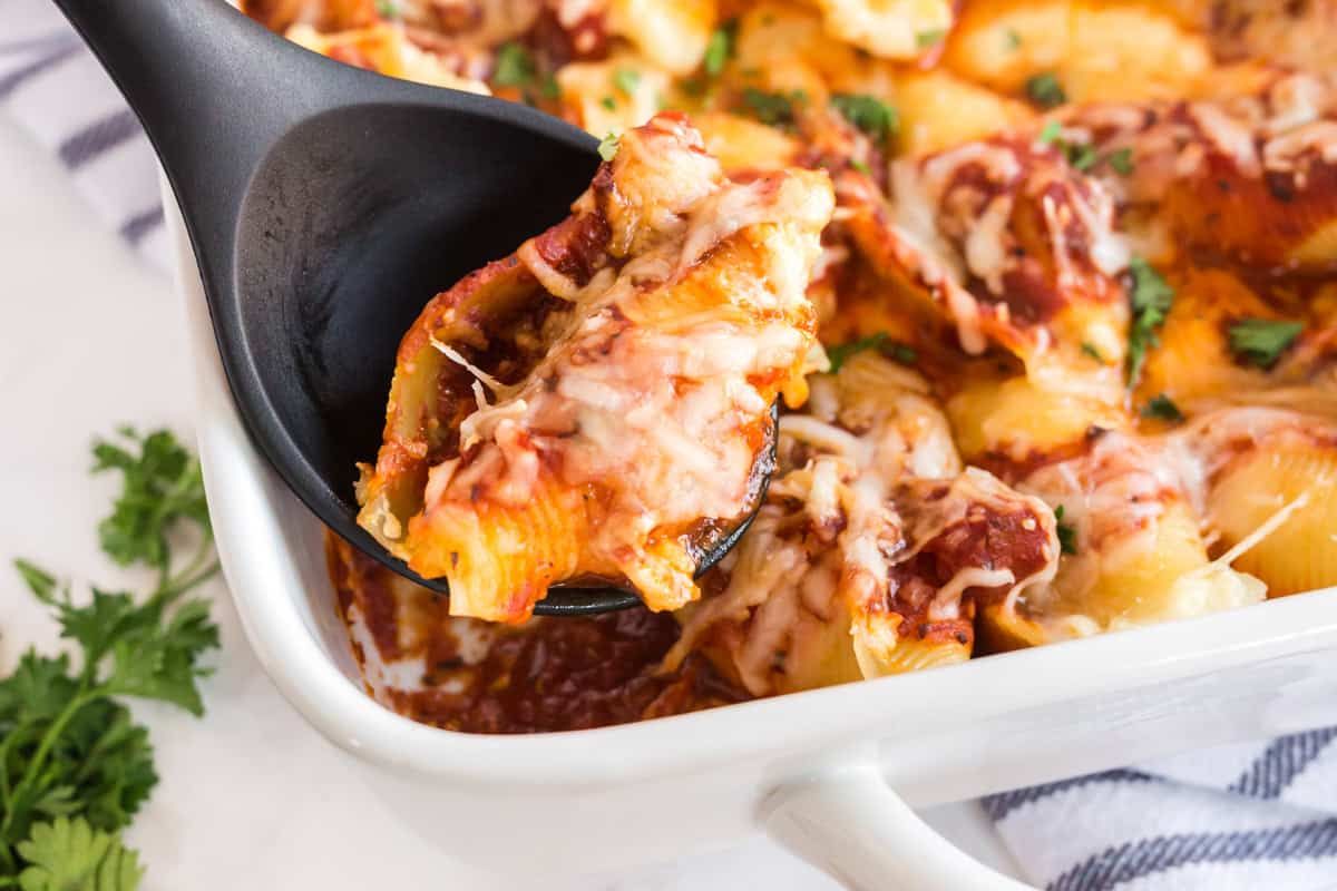 kyleecooks's tweet image. Cheese Stuffed Shells are super easy to make and will become a family favorite! This recipe will have everyone cleaning their plate, and clamoring for seconds. #pasta #dinner #stuffedshells #kyleecooks kyleecooks.com/3-cheese-stuff…