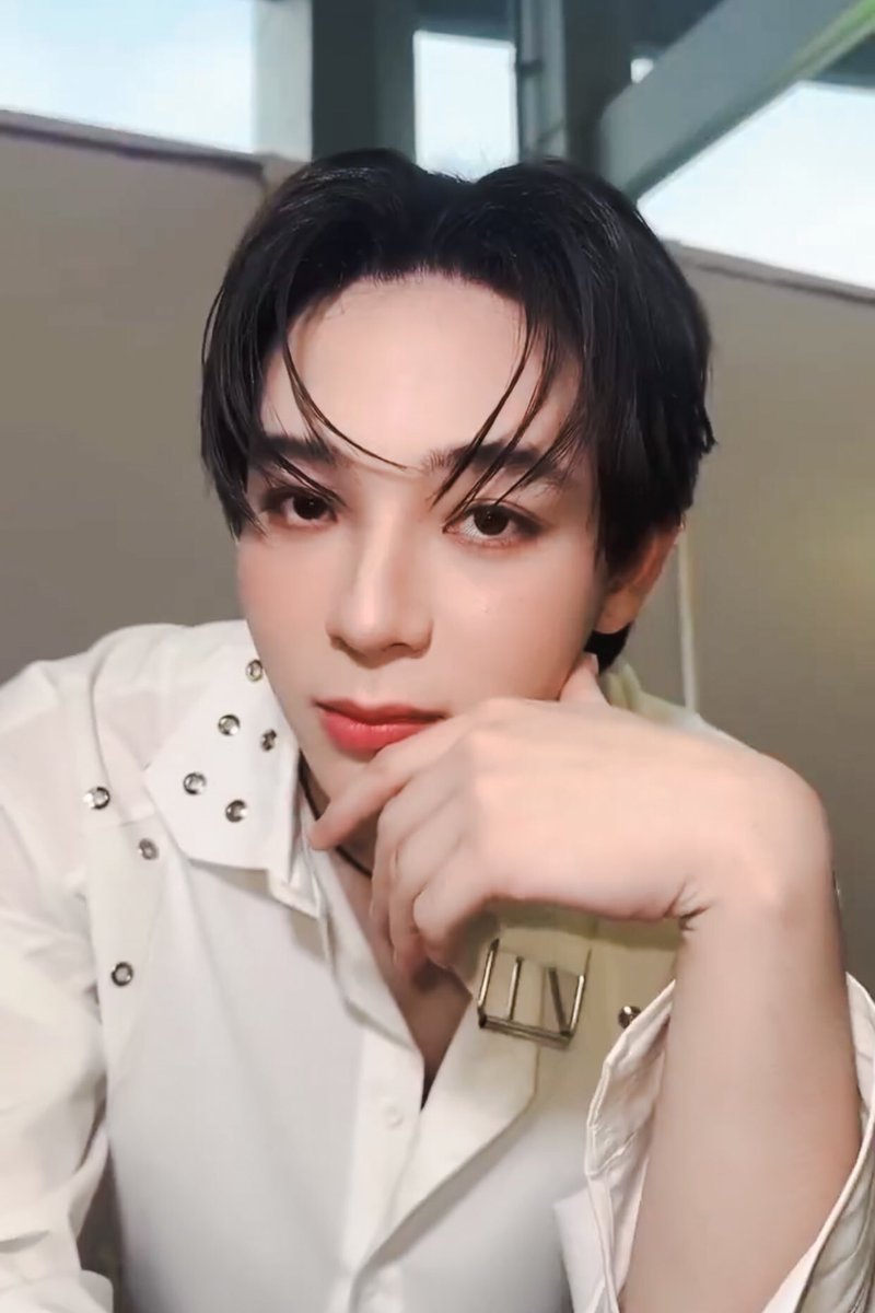 thammue's tweet image. : มองอะไร
: ... มองไม่ได้?
: อย่ามาโปรยเสน่ห์
: ใครกันแน่ที่โปรยเสน่ห์
: คิดว่าหล่อนักเหรอ
: ก็หล่อมากอยู่ 
: หลงตัวเอง
: ไม่ได้หลงตัวเอง หลงคุณต่างหาก