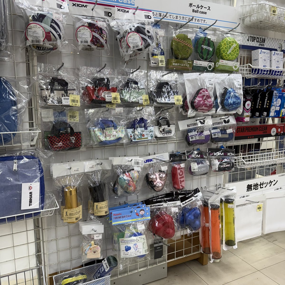 ボールをラケットケースに入れてケースを開けた時にボールが落ちてしまう事ありませんか？
それが防げるのがボールケース👏
ボールも落ちないし、ラケットケースもおしゃれになって一石二鳥☝️

#ボールケース
#サンスポーツ卓球shop