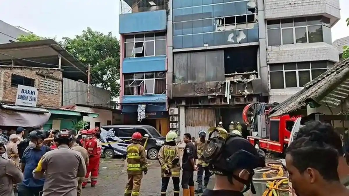 BREAKING THREAD: 9 Desember 2025, kebakaran dahsyat di gedung PT Terra Drone Indonesia, Kemayoran, Jakarta Pusat menewaskan 22 orang—mayoritas wanita. Ini bukan sekadar kecelakaan, tapi cerminan kegagalan sistemik keselamatan kerja kita. Mari bedah tuntas.