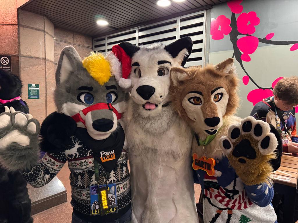 #LFM was a blast. Thanks to all the fluffs for hugs and photos. Never seems to be enough time to get them all :3