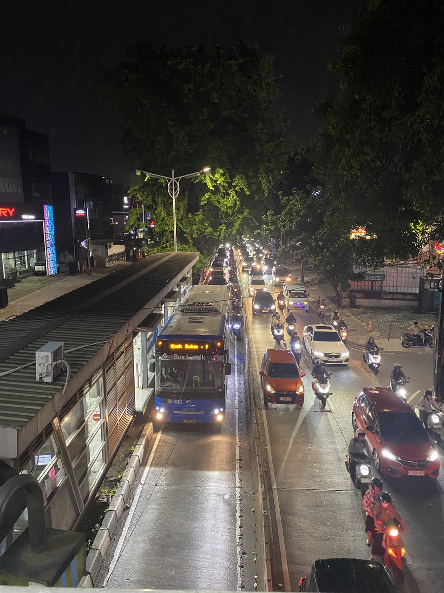 iPatIntak's tweet photo. noh lu liat @PT_Transjakarta @pramonoanung @DKIJakarta https://t.co/36zMUbZWc5