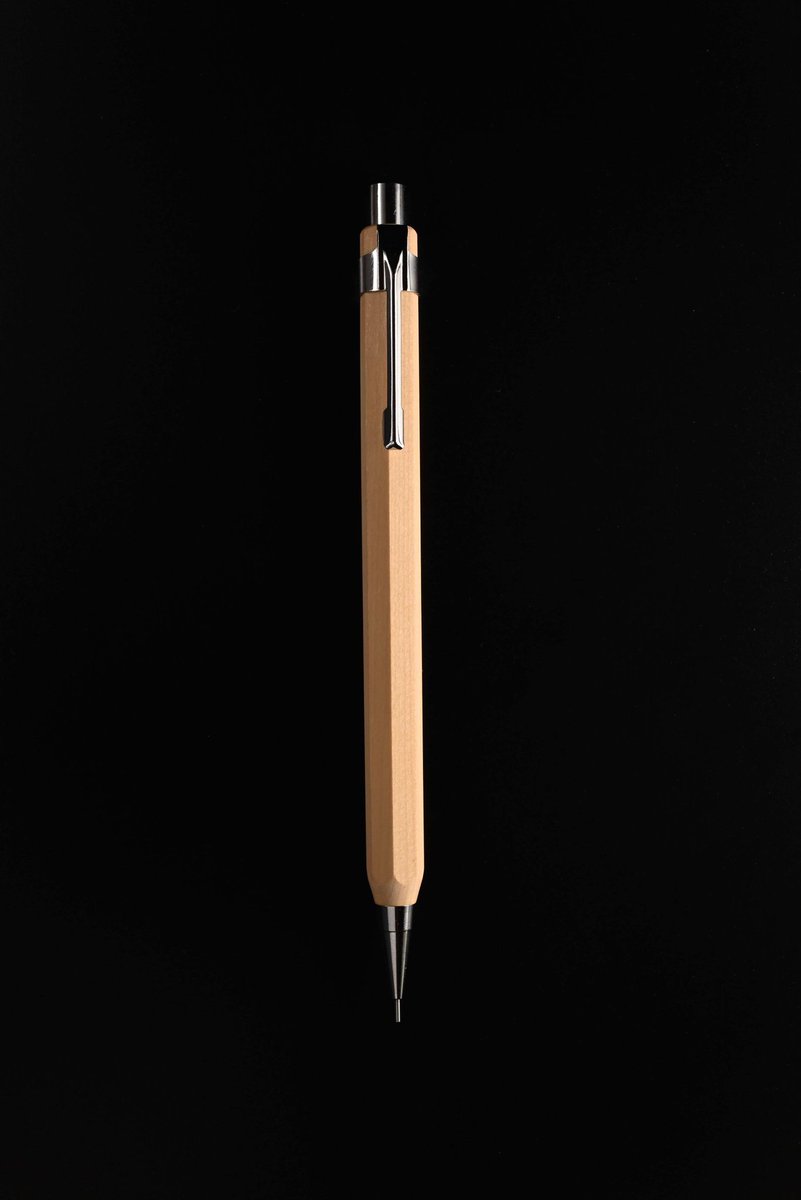 カヤの七角軸シャーペンです。
今回追加したシャーペンの中で唯一の鉋仕上げです。
ローズウッドのような派手さはないですが、しっとりとした品のある木でお気に入りの1本です。