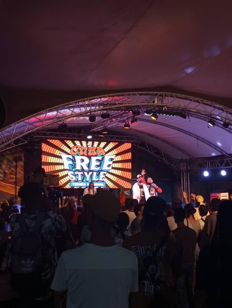 ¡Ya tenemos ganador del Primer Torneo Nacional  Cuba #freestyle !

Hubo fuertes batallas,  y en esta ocasión la victoria fue del tunero #Mason, quedando  además, en tercer lugar el joven Atrida, y el talentoso Royal en  segundo.

#ElArteNosUne