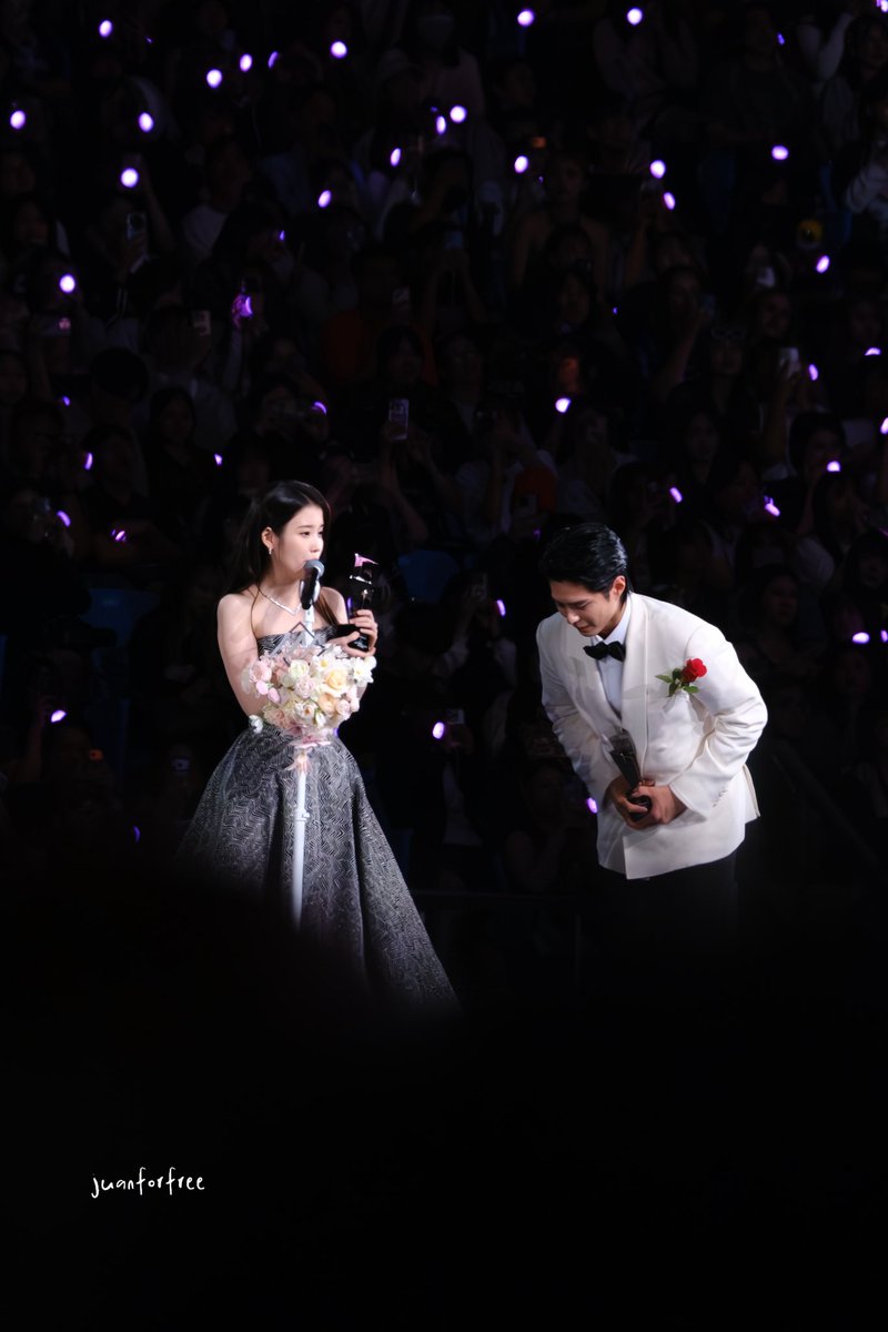 pistachioph's tweet photo. 251206 AAA

#아이유 #IU
#박보검 #PARKBOGUM https://t.co/Z8KXXknkuM