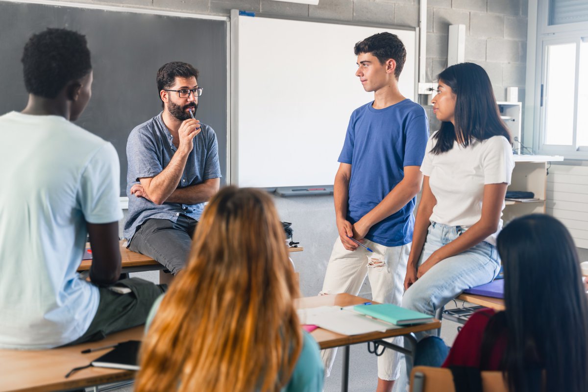 As multilingual practices grow in English teaching, should assessments follow the same path? 🗣️✨ Is there evidence they boost learner performance? Explore what the research says in our latest expert article 📘  ow.ly/zuGR50XBgw1