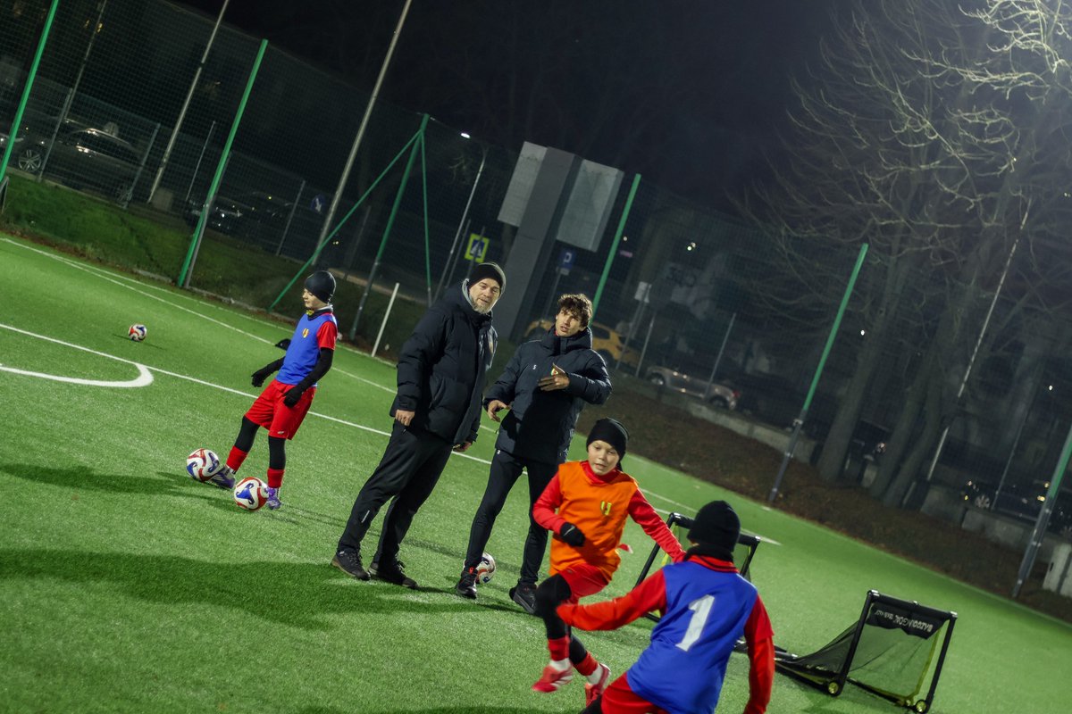 👨‍🦱 | 𝗦𝘁𝗮𝗿𝘀𝘇𝘆 𝗯𝗿𝗮𝘁!

Trening U-11 z hiszpańskim akcentem! Pau Resta wziął udział w jednostce treningowej oraz udzielił kilku cennych rad młodym Koroniarzom! 💪 🇪🇸

Pau, dziękujemy za wizytę! 👊
__
<a href="/SGP_INDUSTRIA/">ŚGP INDUSTRIA</a> #industria