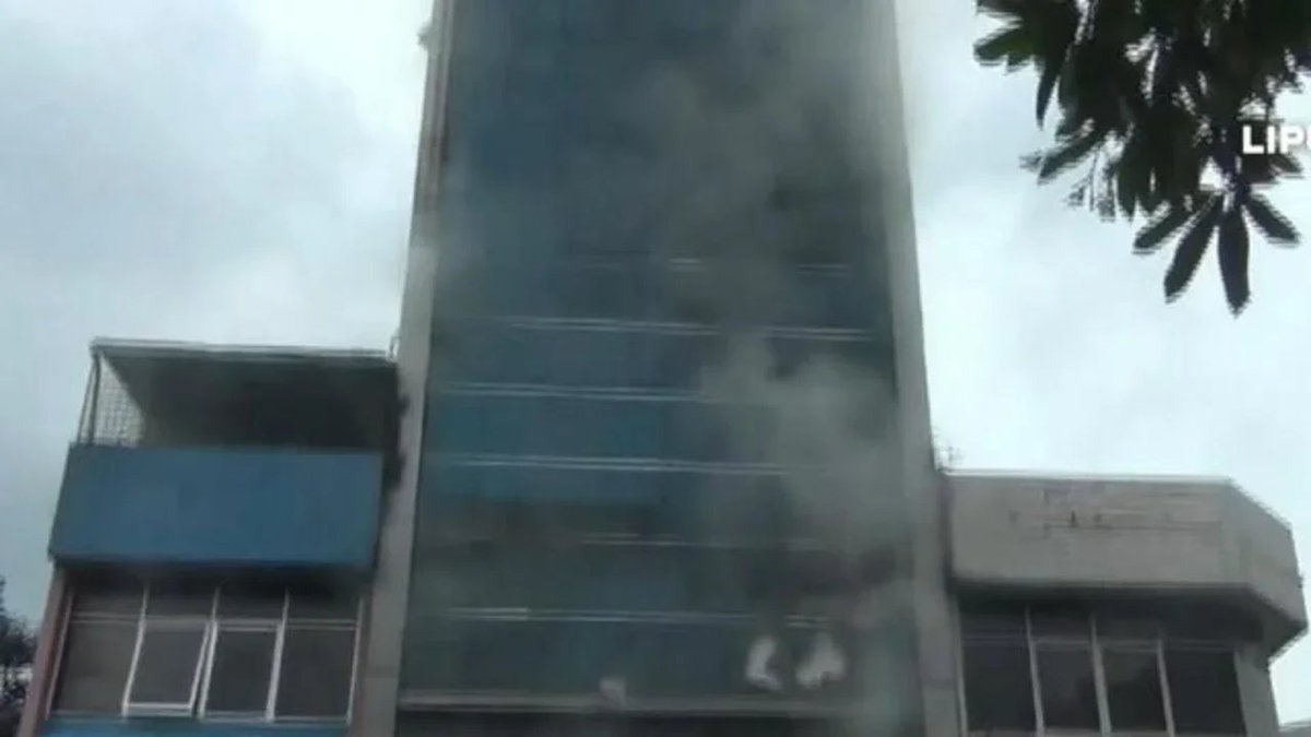 FAKTOR PENDUKUNG BENCANA:

Sistem sprinkler MATI (rusak/tak ada di lantai atas)
Pintu darurat TERKUNCI
Kabel listrik overload
Gedung TAK LOLOS audit keselamatan 2024
Kurang drill evakuasi Netizen: "Kantor startup cuek safety" 😡
