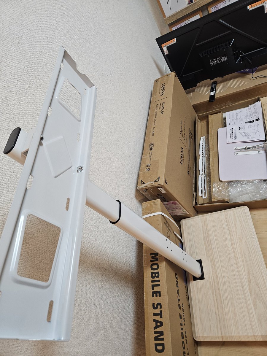 テレビ台組み立て。 さすが中国製。 なかなかネジが入らなかったり