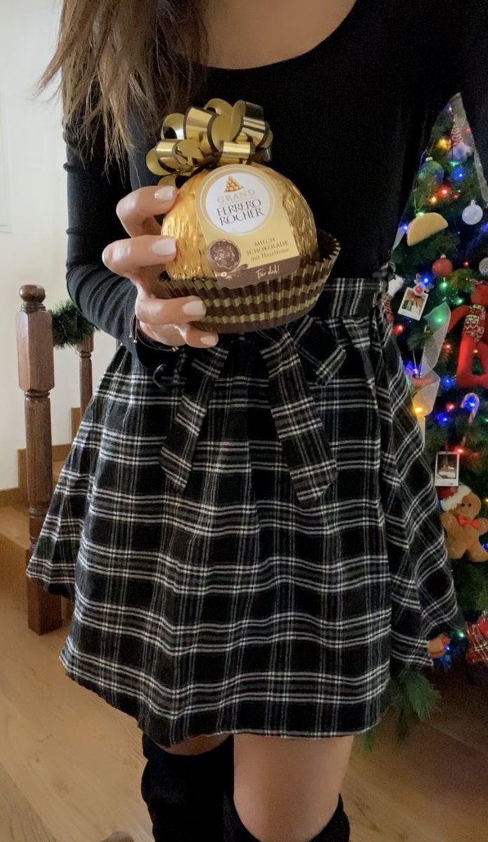 NikiWithIssues's tweet photo. Δεν θα το παρακάνω ένα ferrero θα φάω μόνο https://t.co/ojnqAJ86Ha