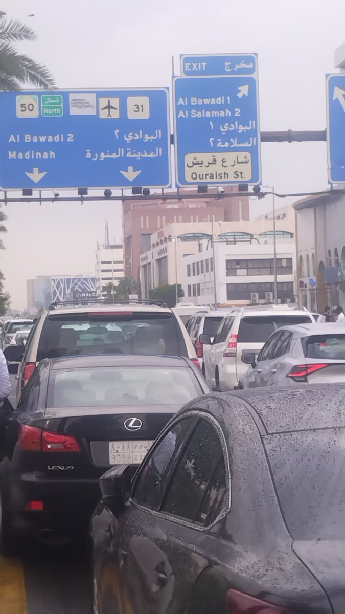 Erbb5153111's tweet photo. @JeddahNow لي ساعتين واقف عند اللوحه هذي الطريق متوقف تماما وحسب كلام الناس اللي تجي من الطريق سيارات غرقانه في المويه ولا يوجد عمال من الامانه او سيارات تشفط الماء https://t.co/j8pASbEohD
