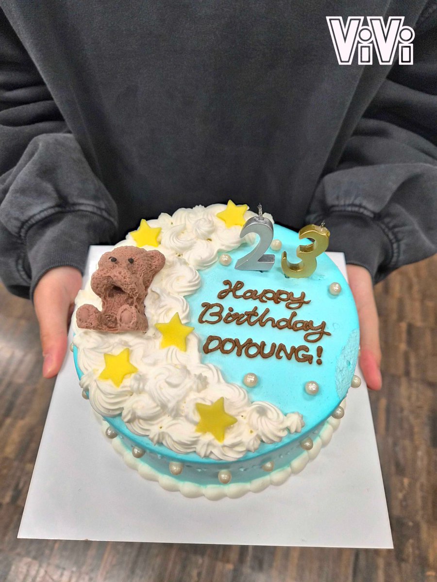 Who is a birthday boy？🤫🎂

12/23発売のViVi2・3月合併号から、#TREASURE × ViVi3号連続スペシャル企画がスタートするよ💎🫶

たくさんのコンテンツを準備しているから
楽しみに待っててね🩷

🔗amzn.asia/d/9RfwufX

<a href="/yg_treasure_jp/">TREASURE JAPAN OFFICIAL</a>
#DOYOUNG #TREASUREのDNA