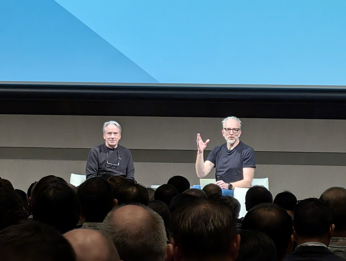 Sreguy's tweet photo. Linus is looking at the crowd, thinking how fast he can leave the venue. Asked for a selfie, but he politely declined while a guy from the conference (organiser?) with a fear in his eyes told me whispering "they will kill me if I allow you to take a photo". :( https://t.co/tq9xuVpxe1