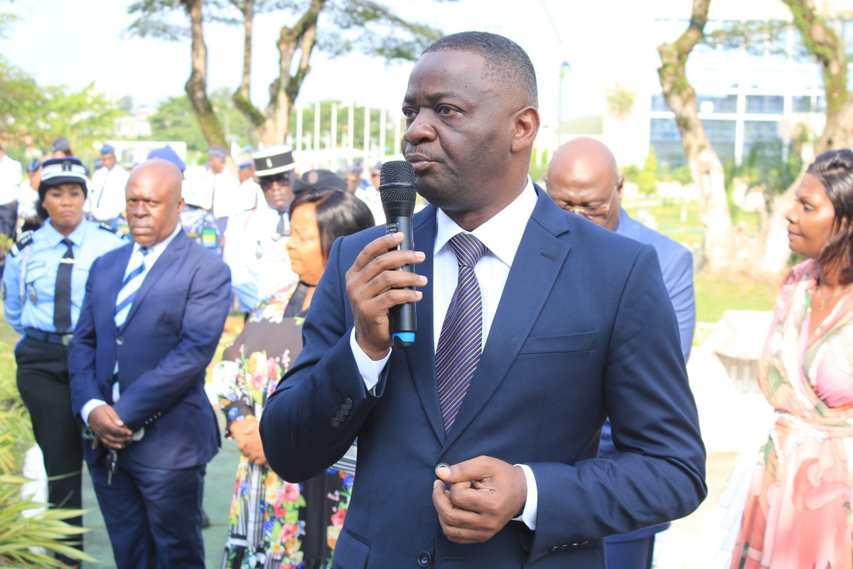 [#Commune_de_Libreville : le Maire Obame Étoughe annonce deux audits majeurs pour renforcer la transparence]

La traditionnelle levée des couleurs s’est tenue ce lundi 8 décembre 2025 à l’Hôtel de Ville, présidée par le Maire Pierre Matthieu Obame Étoughe.