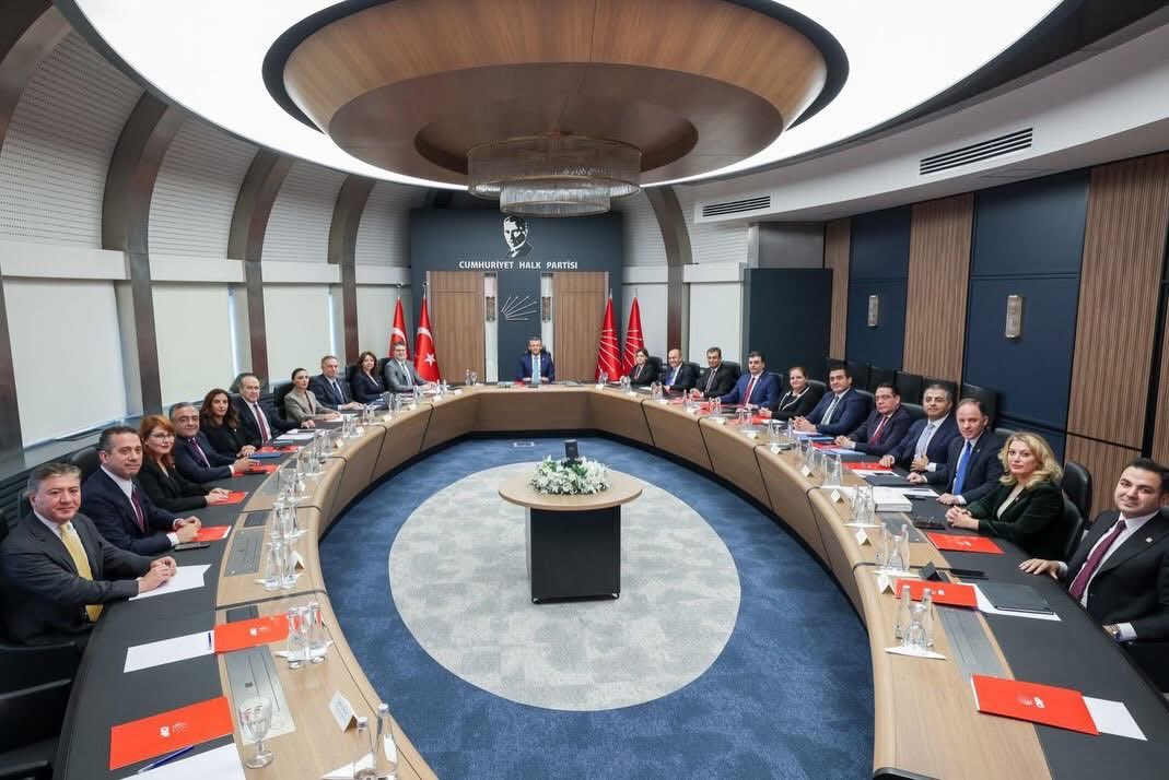 Yapılan 39. Olağan Kurultayımız sonrasında bugün, Genel Merkezimizde Genel  Başkanımız Özgür Özel önderliğinde ilk MYK toplantımızı gerçekleştirdik. 

Cumhuriyet Halk Partisi, tarihten gelen sorumluluğunun bilinciyle geleceğin inşasında rol alacak ve bu ülkede halkın söz sahibi