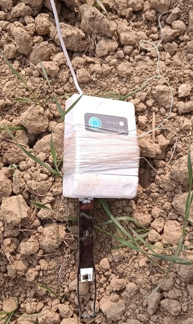 ⚠️ बिरौल में आकाश से गिरी ये रहस्यमयी चीज़, कोई महाशय बताएं ये क्या है?

डिवाइस जैसा कुछ लग रहा है, तार लगे हैं, ज़मीन पर मिला है।

ये क्या है?
ड्रोन का हिस्सा?
कोई सेंसर?
या कुछ और?

 जिसे भी सही जानकारी हो, कमेंट में ज़रूर बताए?

#Biraul #unknown #Device