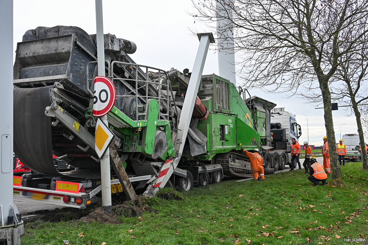 Vrachtwagen rijdt tegen portaal bij Moerdijk