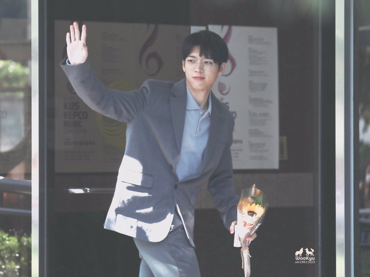 나 이날너무좋아함
옷 하나하나 뜯어보면 세상 둘도없을 아저시패션인데 너무예쁨,,,안경썼음
아 ㅠㅜ