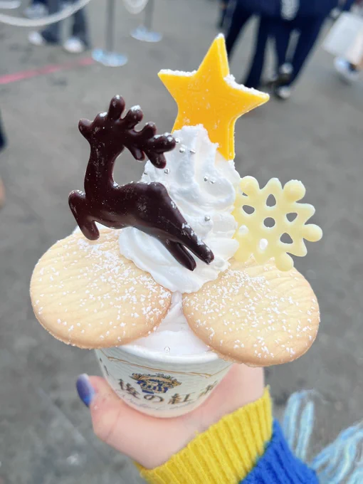 開演までの時間潰しで赤レンガでクリスマスマーケットやってたのでぼっちで爆食してた