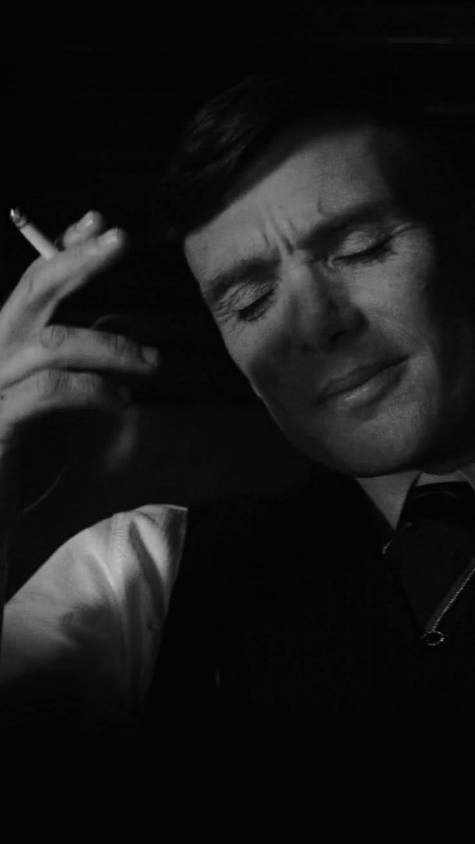 كنت أعرف رجلاً قال ذات مرة
الموت يبتسم لنا جميعاً 
كل ما يستطيع الرجل فعله 
هو أن يرد الإبتسامة....