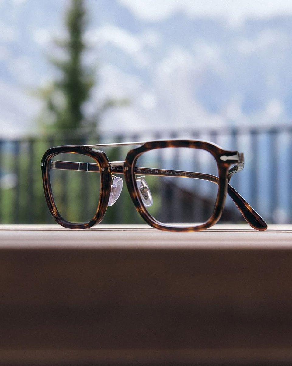 OpticaModelo_IO's tweet photo. Capturing the spirit of racing legend Ayrton Senna, the pilot shape blends heritage and contemporary design–from the signature acetate sweatband to the discreet Persol and Senna Series logos
#PersolIcons #PersolEyewear #OpticalFrames #Oculos #Persol #OpticaModelo #InstitutOptico https://t.co/1R7ioJWMGo