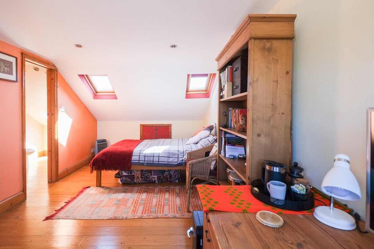 DoctorinthHouse's tweet photo. Well connected to #UniversityCollegeLondonHospital and #WhittingtonHospital, this peaceful home is also just steps from the vibrant #GreenLanes, an area known for its diversity of restaurants, cafes and shops. Book your next stay: https://t.co/frTjPuhpBm

Falkland Road, London N8 https://t.co/xjfqBdH28Z