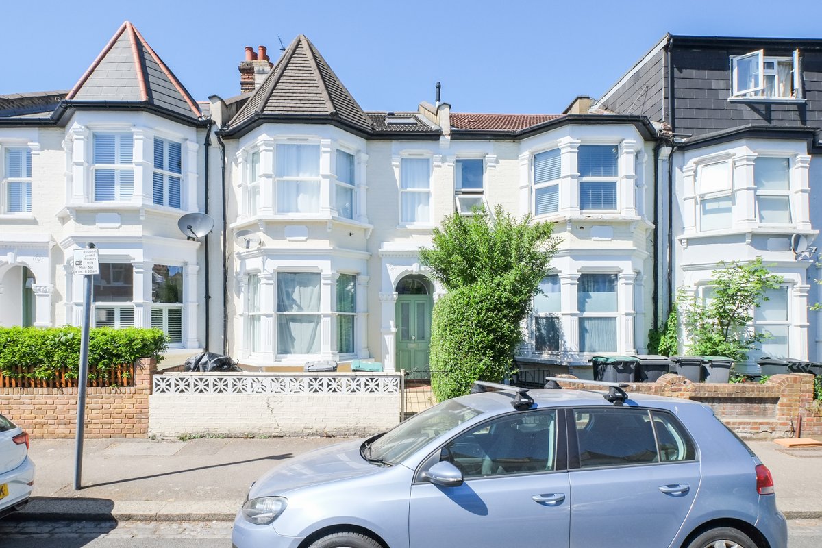 DoctorinthHouse's tweet photo. Well connected to #UniversityCollegeLondonHospital and #WhittingtonHospital, this peaceful home is also just steps from the vibrant #GreenLanes, an area known for its diversity of restaurants, cafes and shops. Book your next stay: https://t.co/frTjPuhpBm

Falkland Road, London N8 https://t.co/xjfqBdH28Z