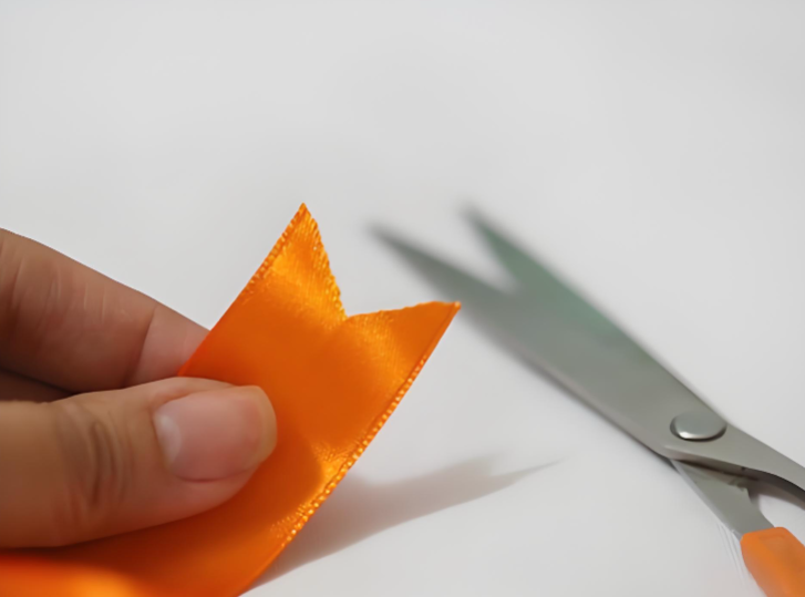 RibbonBuy's tweet photo. How to make satin ribbon not fray:
1.Heat seal (carefully!)
2.Clear nail polish
3.Pinking shears + glue
...and 4 more pro methods in our full guide: https://t.co/sJmbBZZNej

Stop the fray, save your project. #CraftHack #Sewing https://t.co/EBgWFIAy9R