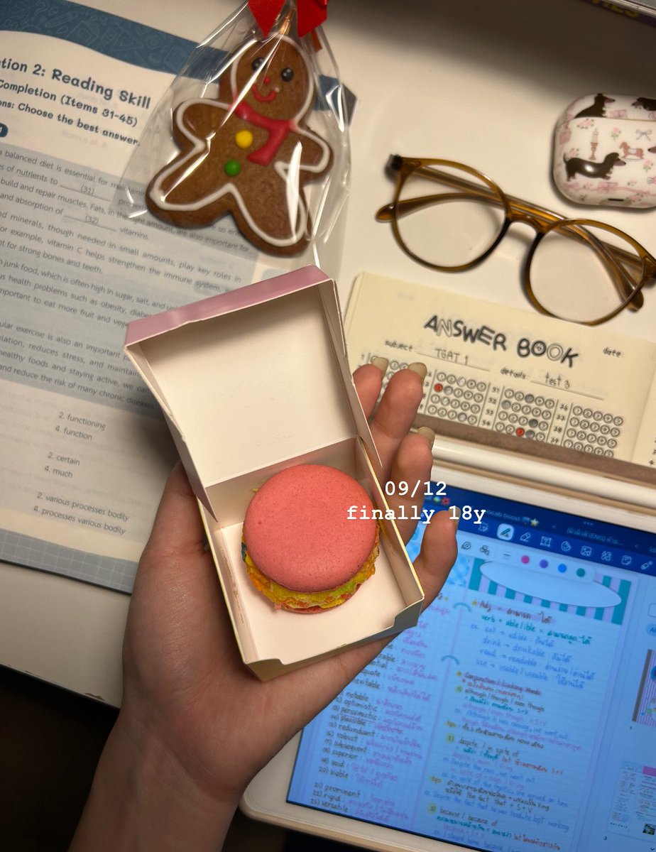 k0rbears's tweet image. turning 18 seems so scary. . .