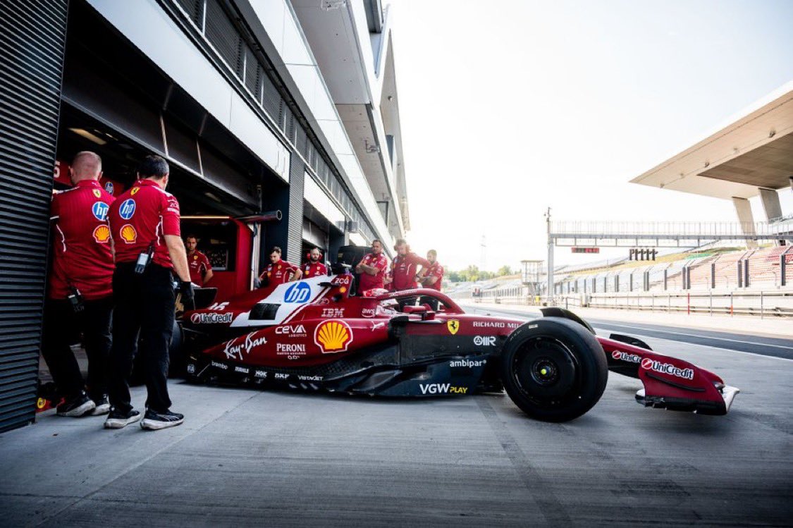 🔴 Ferrari’nin Abu Dhabi’de test ettiği 2026 deneysel ön kanadı hakkında birkaç detay:

Ferrari’nin hidrolik tetikleyicisi aracın arka tarafından görülebiliyor.
Bu parça, kanat flaplerinin ayarlama mekanizmasına bağlı. Flapler geriye doğru çekiliyor ve aşağı indiriliyor. Ön