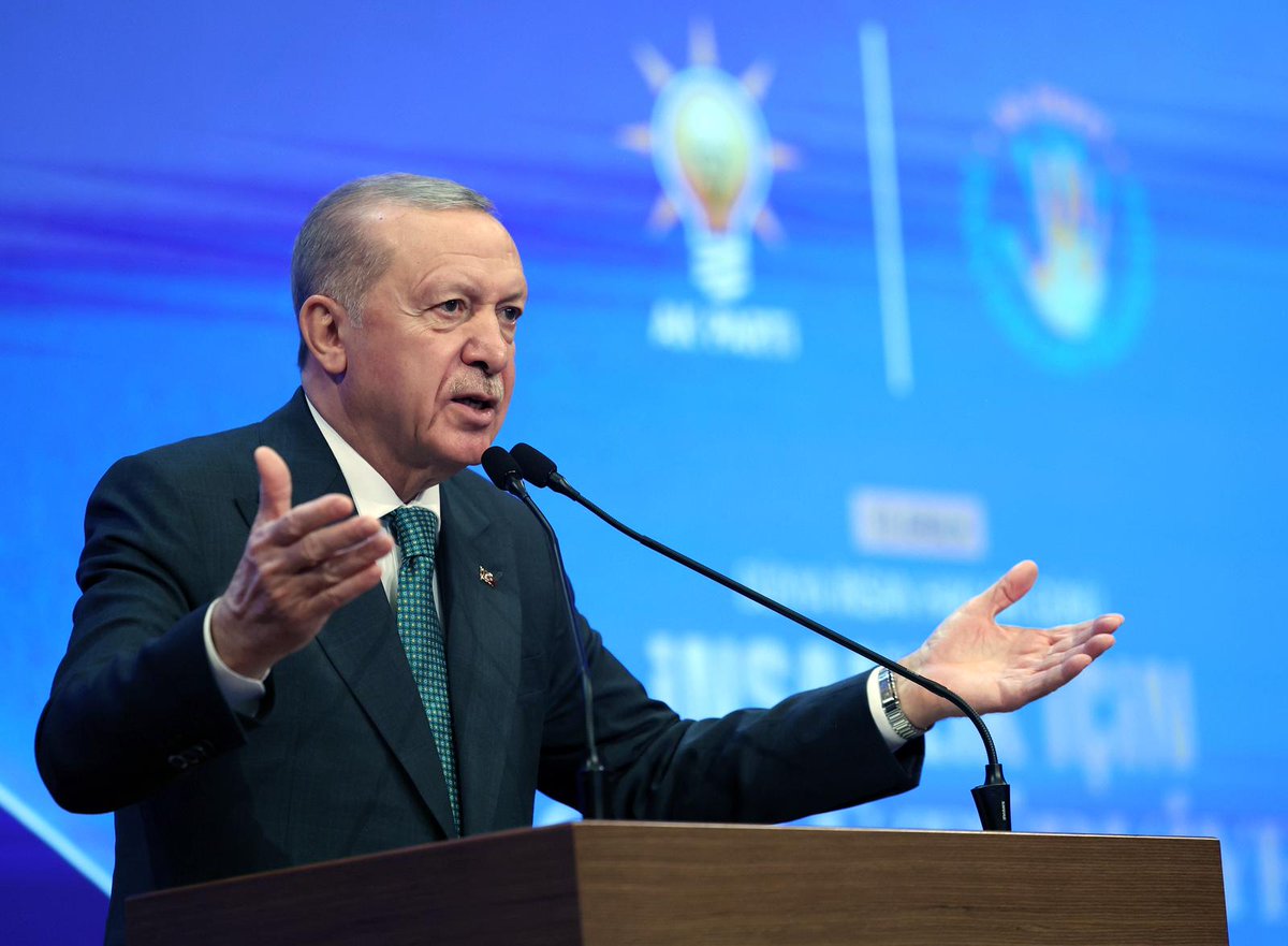 Akparti's tweet photo. "Nerede bir zulüm varsa mazlumun yanında, zalimin karşısında dimdik duruyoruz"

Genel Başkanımız ve Cumhurbaşkanımız Sayın Recep Tayyip Erdoğan, Dünya İnsan Hakları Günü “İnsanlık İçin Güçlü Türkiye” Programı'na katıldı. https://t.co/hzQKhhAUti