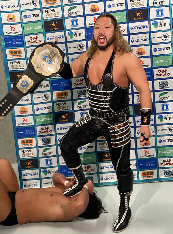 EVIL「（※村島の顔面を踏みつけながら）生意気な口利くなオラ！ いいか、バカどもがよく聞け。これはな、俺が触れたからにはH.O.TでNEVER6メンのベルト、“年内タイトルマッチ”決定や！ お前らみたいなクズどもの思惑通りにはさせねぇからな？」

全文
njpw.co.jp/617135

#njwtl