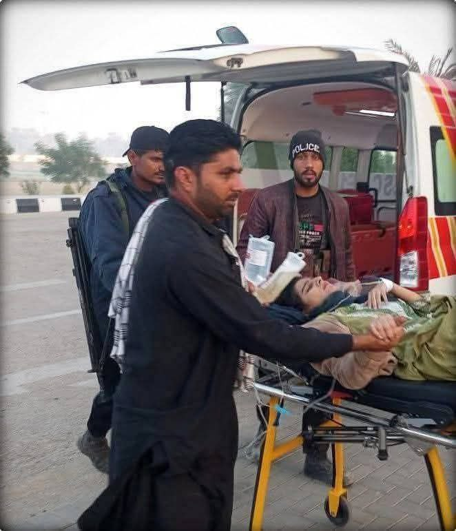 InsidePakWatch's tweet photo. Shikarpur🇵🇰

DSP City injured in an encounter with armed men, Paras Bakhrani and her husband DSP Garhi Yasin Zahoor Soomro are undergoing surgery at Ziauddin Private Hospital in Sukkur. https://t.co/1DNhTknnmx