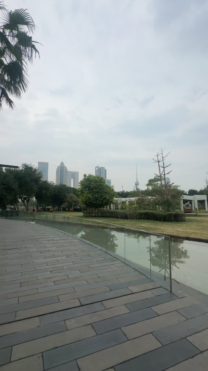 هب الهوى ولا تزبّر سحابك
و لا تثنى غصن ولا تحرك 

قلب ٍله سنينٍ يعابل صوابك 
تخطين ويسامح خطاك ويبرك

من علّم الضميان يطرد سرابك
ما علّمك بـ أن حالته ما تسرك

جيتي وزودتي عذابك عذابك
ورحتي ولا كفاني الله شرك

لعل حزنٍ مرني في غيابك 
يمر كل الناس ولا يمرك