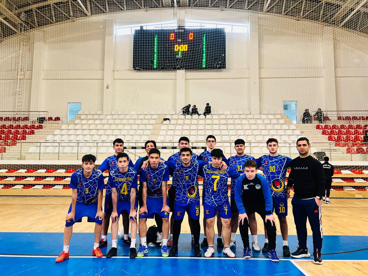 Lise Genç Erkekler Futsal Takımımız, bugün oynanan mücadeleyi kazanarak Son 16 turuna kalma başarısı gösterdi. Öğrenci sporcularımızı tebrik eder, kalan maçlarda başarılar dileriz.