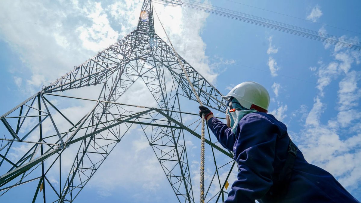 BOGOTÁ SIN ENERGÍA 

El GEB viene alertando sobre el riesgo inminente de un apagón en Bogotá y el centro del país. Se repite la historia de la región Caribe, las líneas de transmisión desde Chivor e Hidrosogamoso están agotadas.