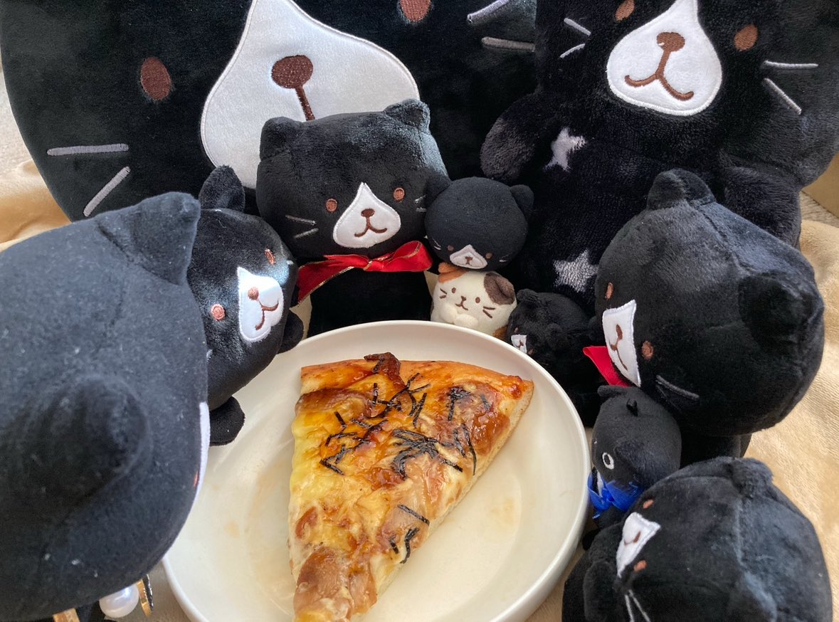 pachisuke88's tweet photo. クロ助   ピザ⋯♡

 #ふくにゃんファンブック https://t.co/aKhysJMF4M