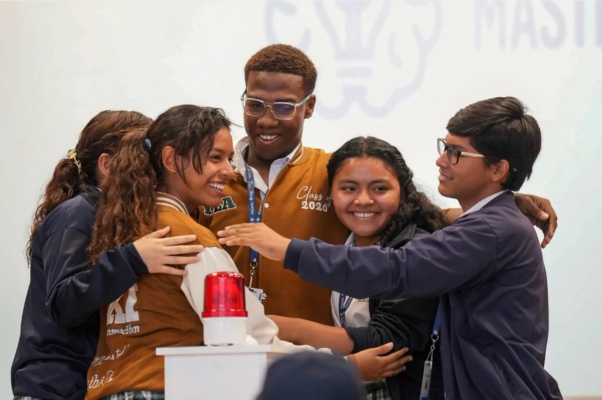 Deportes_Guayas's tweet photo. La Primera edición de Guayas MasterMinds 2025 llegó a su final el 28/11/2025.

Sesenta instituciones participaron en esta edición que premió la excelencia académica con becas universitarias completas y parciales.
#GuayasMasterMinds #LasObrasHablanPorNosotros https://t.co/PXvwiv6N7e